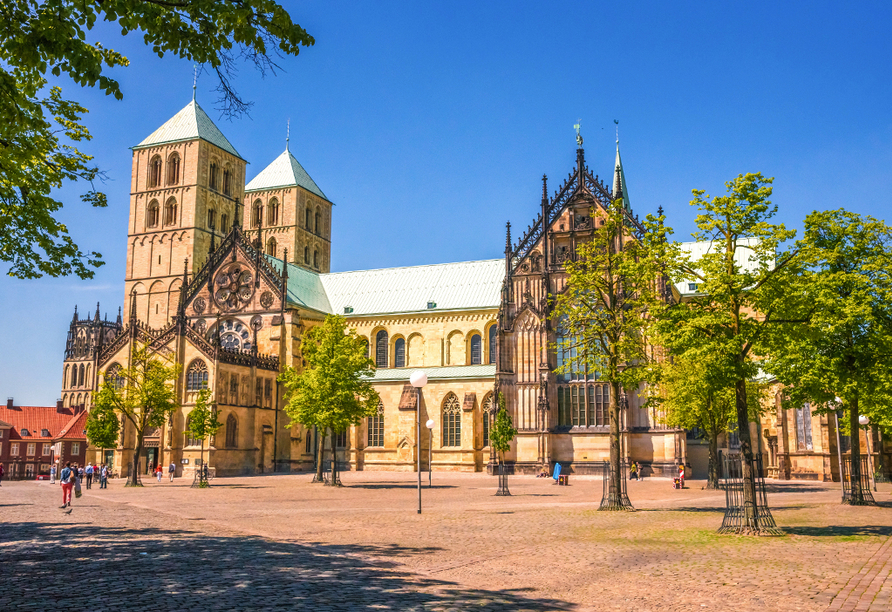 Besuchen Sie den markanten St.-Paulus-Dom, eines der Wahrzeichen von Münster.