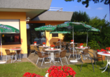 Die Terrasse lädt zu schönen Stunden ein.