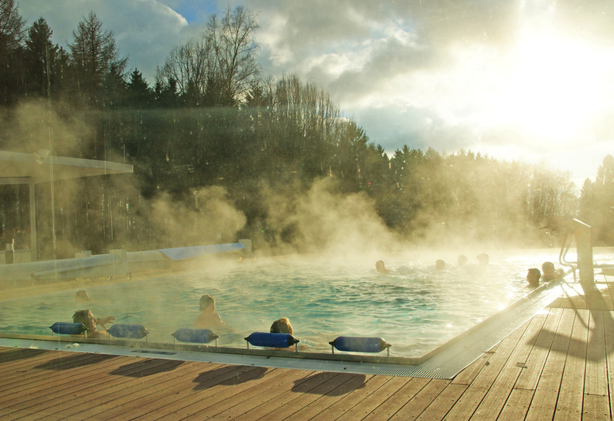 Das Außenbecken der Katzenbuckel-Therme in Waldbrunn