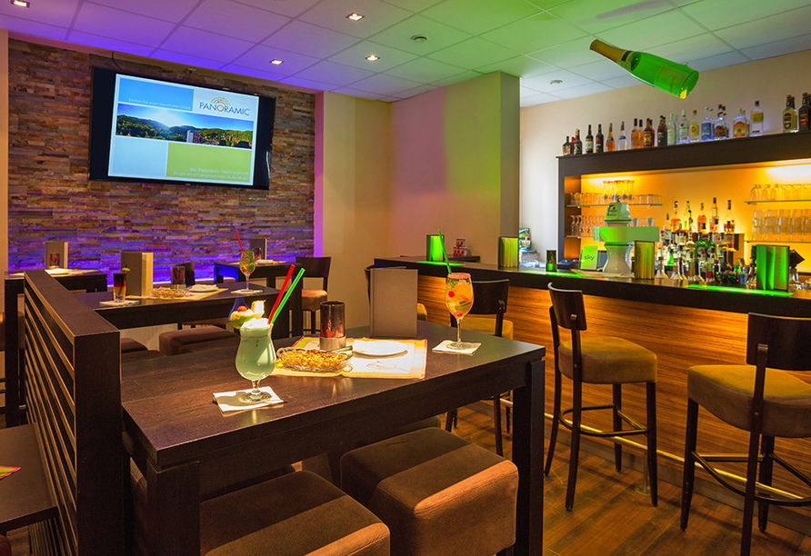 Genießen Sie einen Drink an der Bar im Panoramic Hotel Bad Lauterberg.