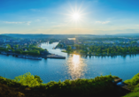 Panoramablick auf das Deutsche Eck von Koblenz, wo Rhein und Mosel sich treffen.