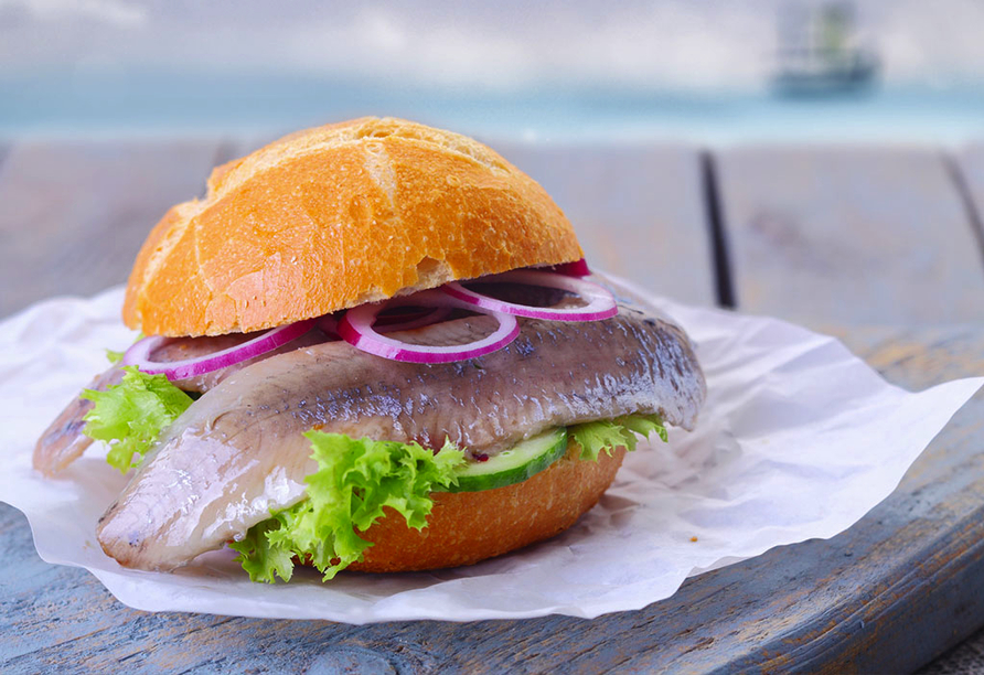 Genießen Sie leckere Fischbrötchen und andere Spezialitäten an der Ostsee.
