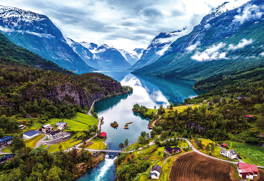 Genießen Sie den Blick auf Geiranger, umgeben vom tiefblauen Fjord und grünen Berghängen.