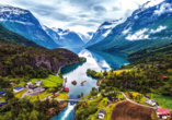 Genießen Sie den Blick auf Geiranger, umgeben vom tiefblauen Fjord und grünen Berghängen.