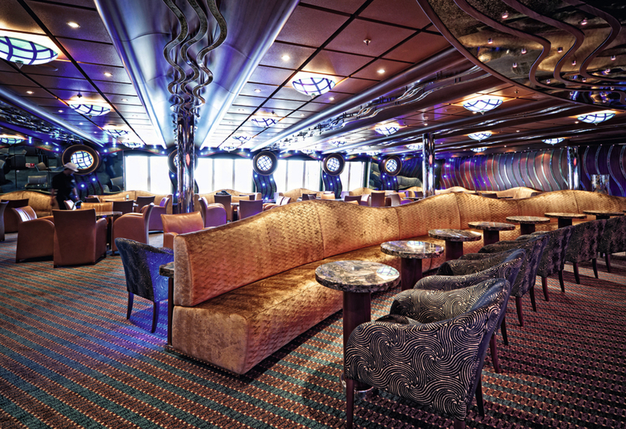 In den verschiedenen Bars und Lounges an Bord können Sie gesellige Stunden verbringen.