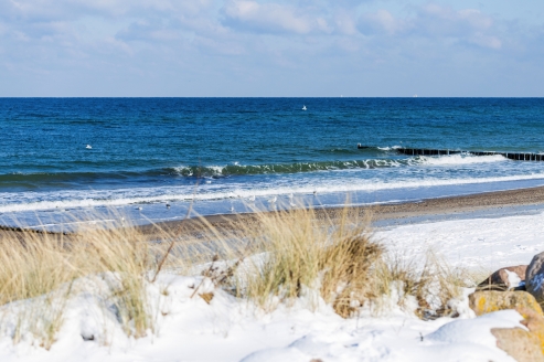 Auch – oder gerade – im Winter verspricht der Ostseestrand eine erholsame Zeit.