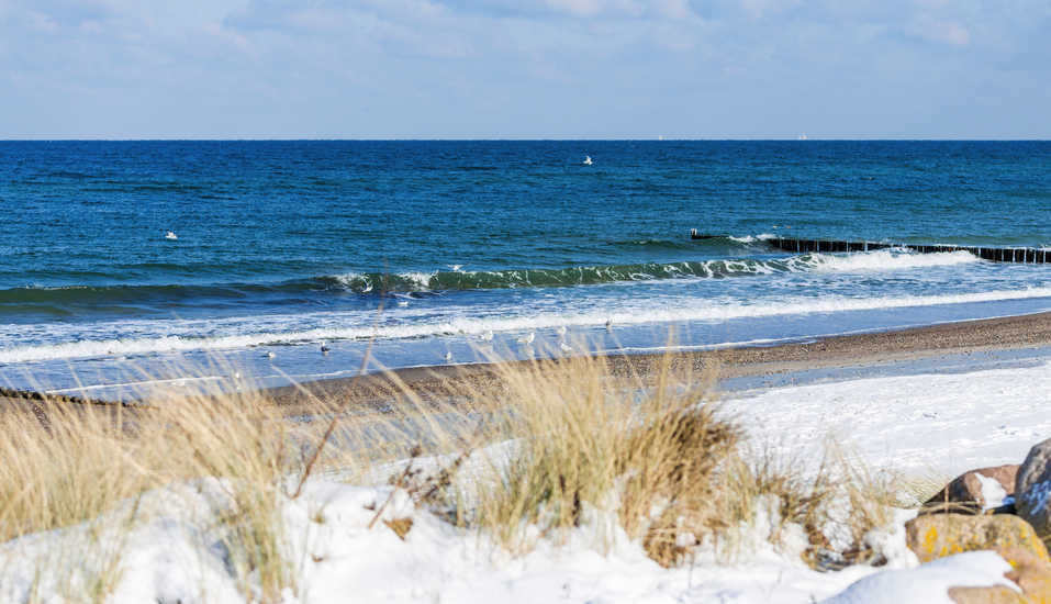 Auch – oder gerade – im Winter verspricht der Ostseestrand eine erholsame Zeit.
