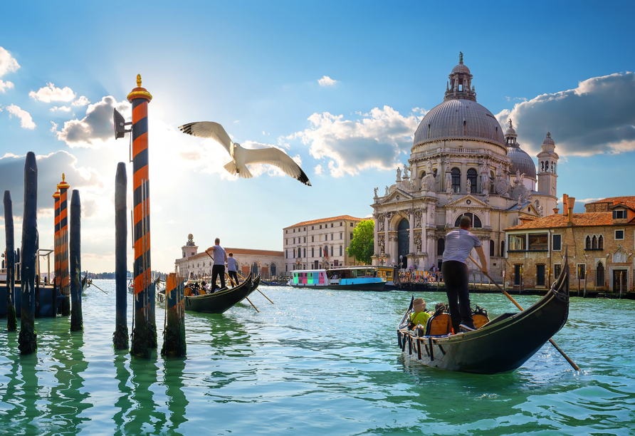 Die romantische Stadt Venedig heißt Sie willkommen. Wie wäre es mit einer Gondelfahrt?