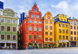Sie werden begeistert sein von der schwedischen Hauptstadt Stockholm mit ihren bunten Häusern.