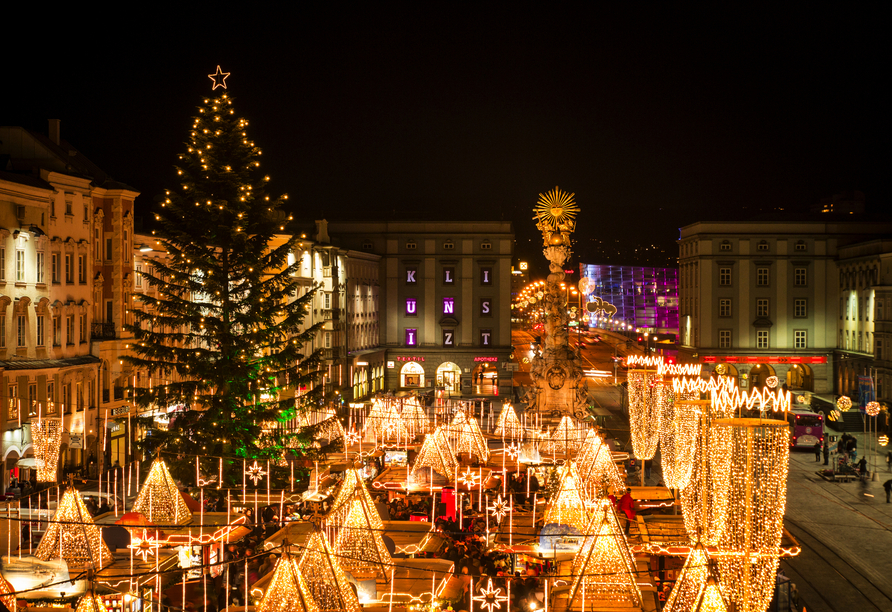 Schlendern Sie über den Weihnachtsmarkt in Linz.