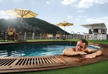 Bestaunen Sie vom Pool aus die vorbeiziehende Landschaft.
