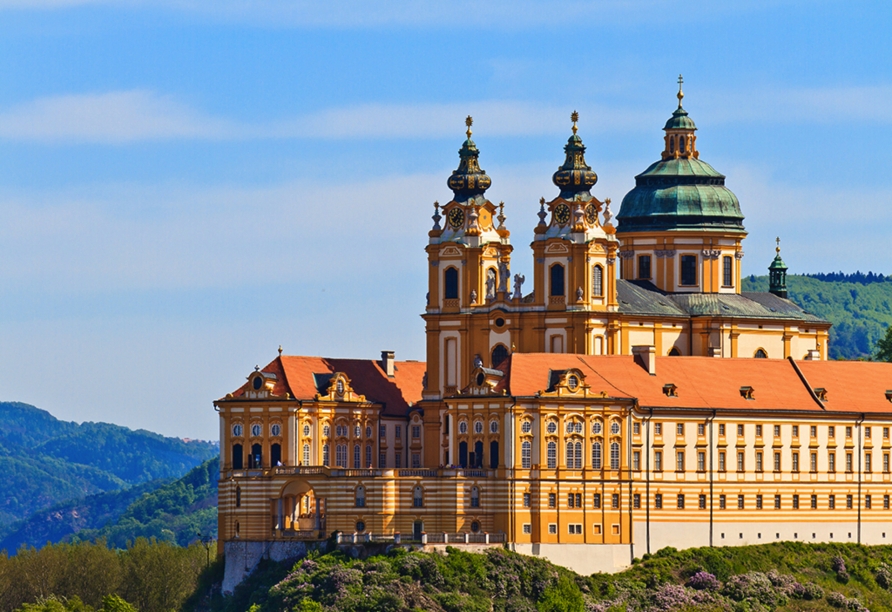 Das Stift Melk über der Stadt ist alljährlich das Ziel von zahlreichen Menschen aus aller Welt.
