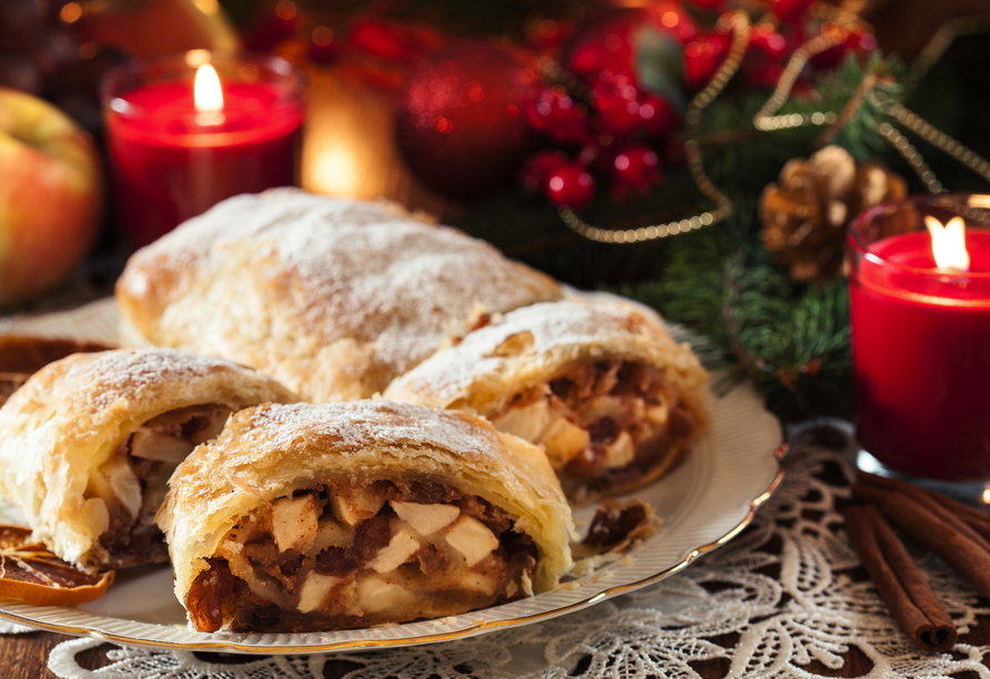In Wien ist ein warmer Apfelstrudel ganz typisch während der Weihnachtszeit.