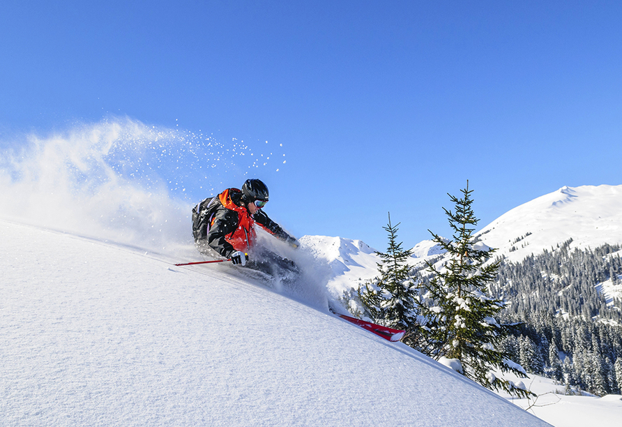 Erfreuen Sie sich am Skifahren in den Bergen.