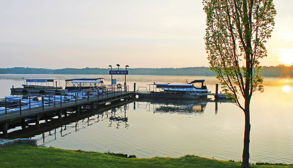 Genießen Sie den Sonnenuntergang am Storkower See.