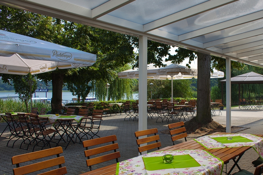 Die Terrasse des Seehotels Karlslust bietet einen schönen Blick auf den Storkower See.
