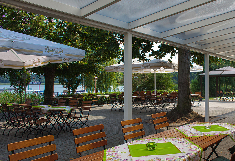 Die Terrasse des Seehotels Karlslust bietet einen schönen Blick auf den Storkower See.