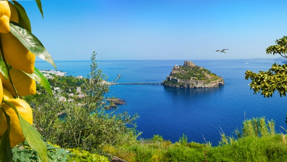 Willkommen auf der eindrucksvollen Insel Ischia, die über eine Brücke mit dem Castello Aragonese verbunden ist.