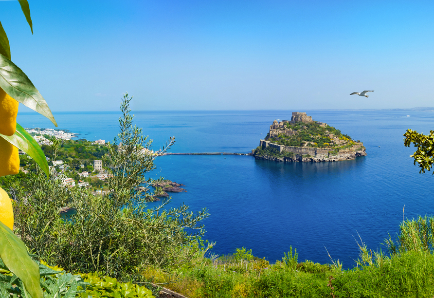 Willkommen auf der eindrucksvollen Insel Ischia, die über eine Brücke mit dem Castello Aragonese verbunden ist.