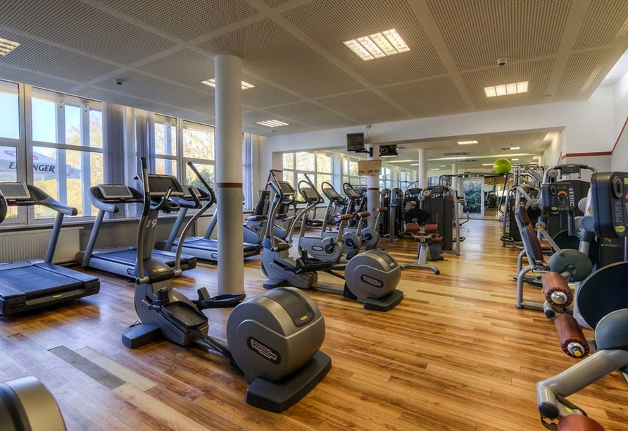 Halten Sie sich im Fitnessraum des Sport- & Vital-Resorts Neuer Hennings Hof fit.