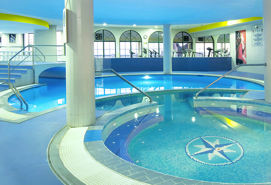 Entspannen Sie im Hallenbad des Hotels Royal Orchid in den Rocamar Lido Resorts.