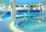 Entspannen Sie im Hallenbad des Hotels Royal Orchid in den Rocamar Lido Resorts.