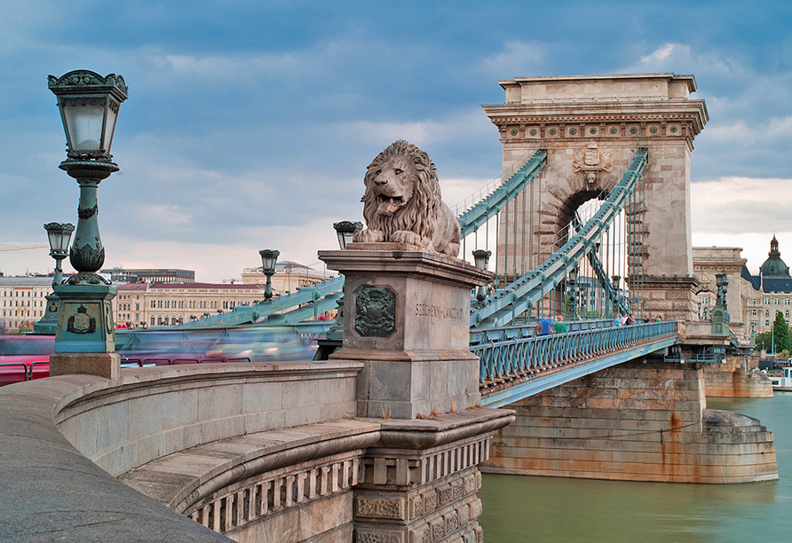 Die Kettenbrücke gehört zu den bekanntesten Wahrzeichen von Budapest.