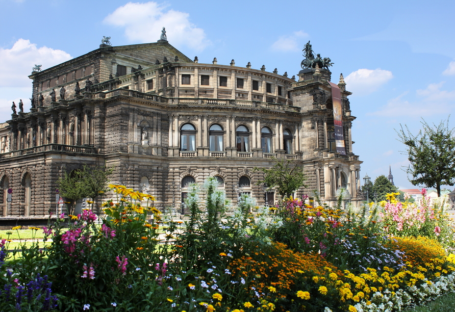 Die weltberühmte Semperoper begeistert mit ihrer eindrucksvollen Architektur.