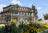 Die weltberühmte Semperoper begeistert mit ihrer eindrucksvollen Architektur.