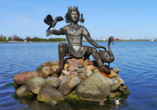 Die Statue in Heiligenhafen ist Njörd gewidmet, dem Gott des Meeres und des Ozeans.