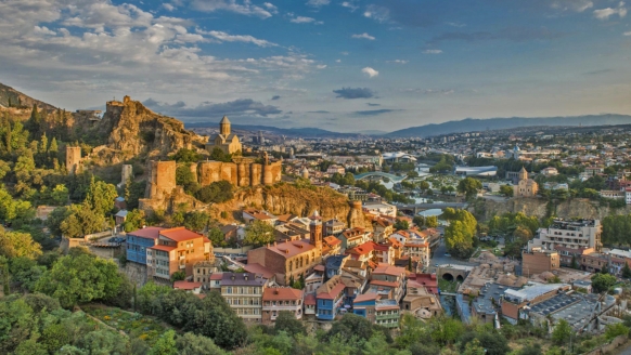 Die Festung Narikala thront hoch über der georgischen Hauptstadt Tbilisi.