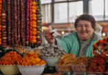 Geheimnisvoller Kaukasus, Frau bietet Essen an