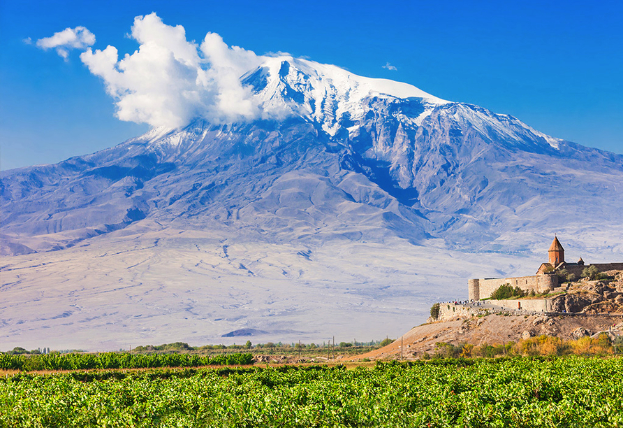 Das Kloster Chor Virap erhebt sich nahe des türkischen Berges Ararat.