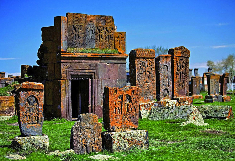 Die riesigen Chatschkaren befinden sich auf dem knapp über 7 Hektar großen Friedhof des Dorfes Noratus.