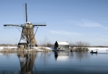 Genießen Sie die winterliche Landschaft der Niederlande.