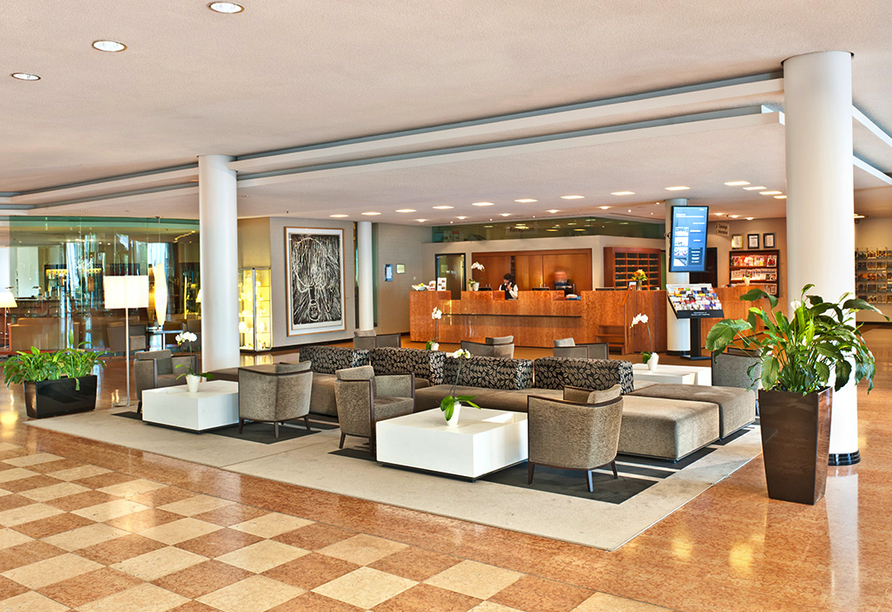 Die Lobby des Hotels ist hell und freundlich gestaltet.
