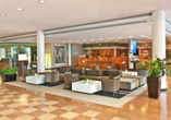 Die Lobby des Hotels ist hell und freundlich gestaltet.