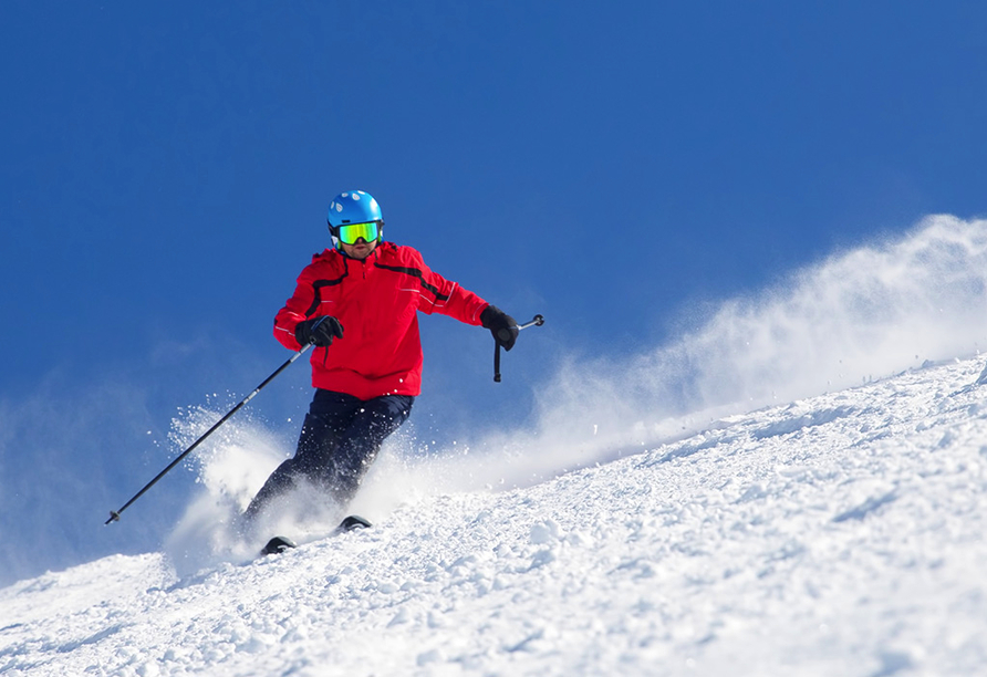 Entdecken Sie im Winter die Abfahrten der Skigebiete Hohenbogen und Arber.