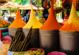 Schlendern Sie über den farbenfrohen Markt in Marrakesch.