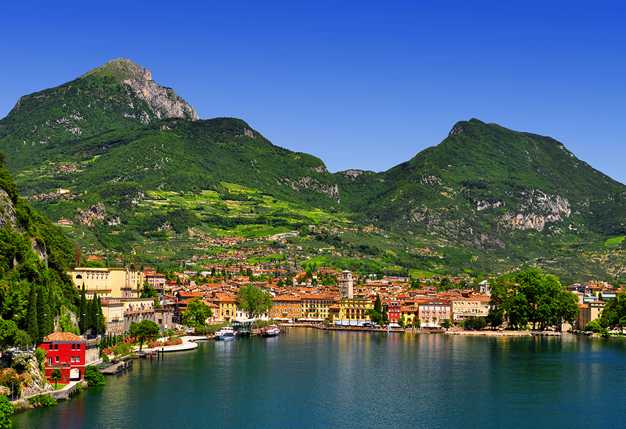 Die Stadt Riva liegt direkt am Gardasee.