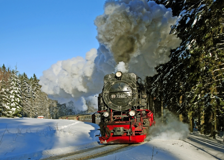 Wir empfehlen eine Fahrt mit der Brockenbahn bei winterlicher Kulisse.