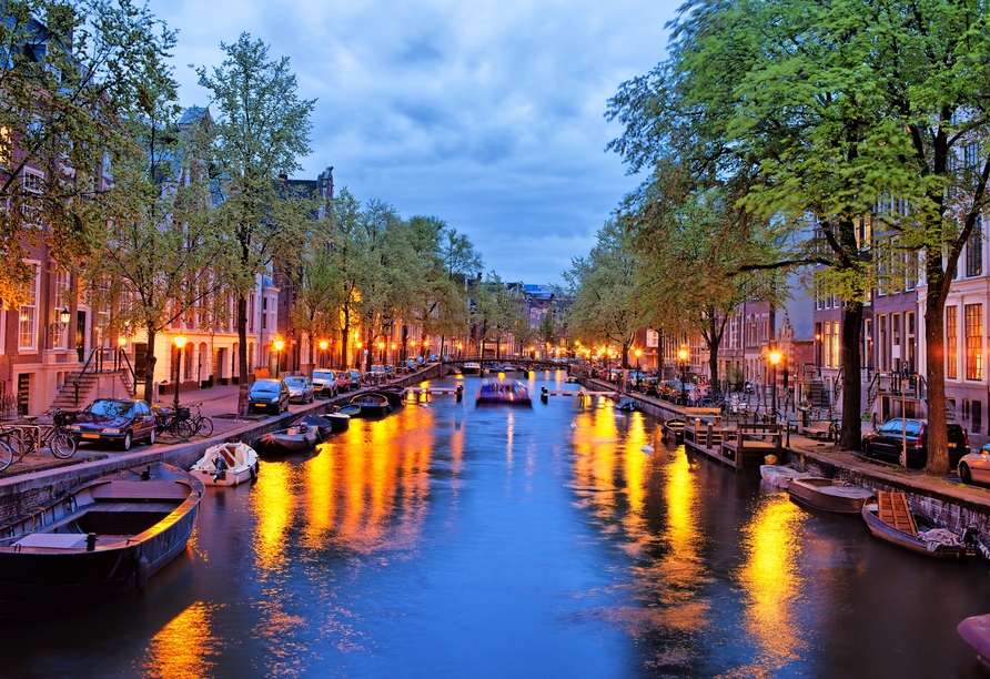 Lassen Sie sich von Amsterdam bei Nacht verzaubern.
