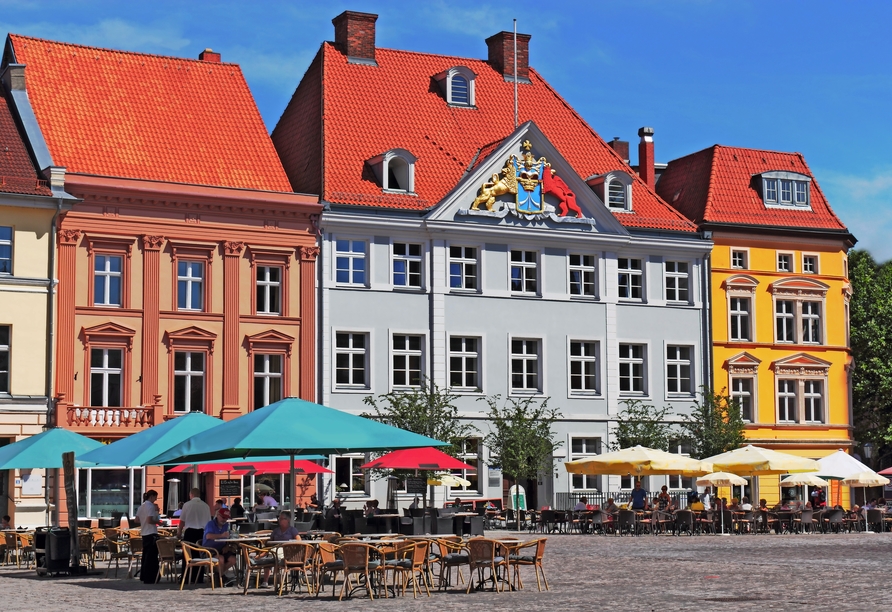 Stadtidylle mit bunten Fassaden in Stralsund.