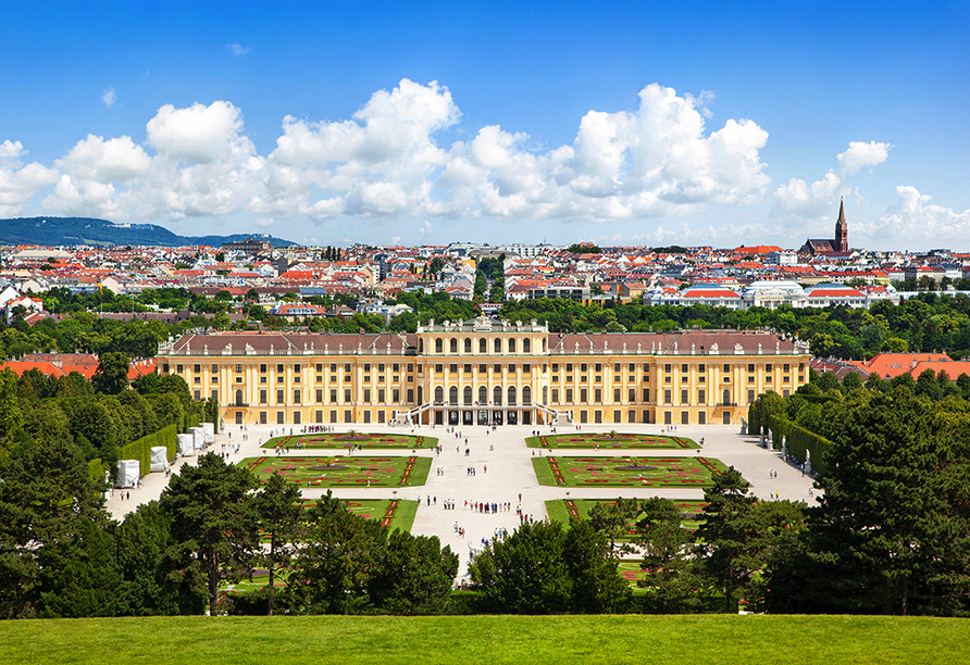 Besuchen Sie das Schloss Schönbrunn in Wien.