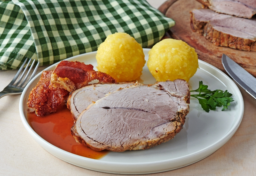 Heidschnuckenbraten gehört zu den traditionellen Spezialitäten der Lüneburger Heide und bietet einen besonderen kulinarischen Genuss.