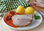 Heidschnuckenbraten gehört zu den traditionellen Spezialitäten der Lüneburger Heide und bietet einen besonderen kulinarischen Genuss.