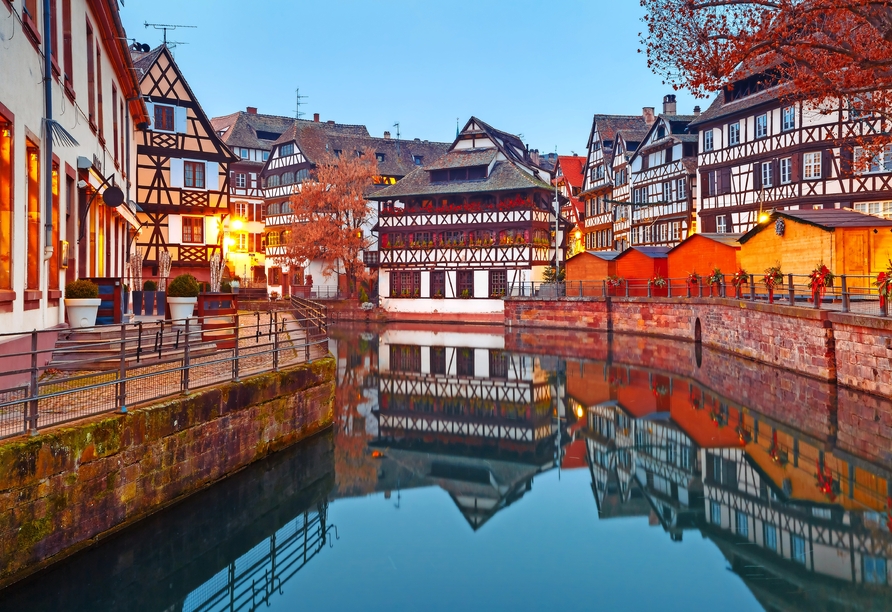 Die Kanäle in Straßburg schimmern romantisch im winterlichen Glanz.
