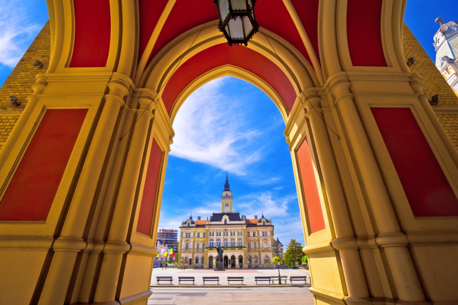 Der Platz der Freiheit mit Rathaus in Novi Sad, Serbien