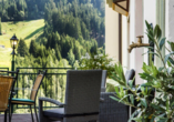 Entspannen Sie auf der Terrasse des Hotels Kertess in St. Anton am Arlberg.