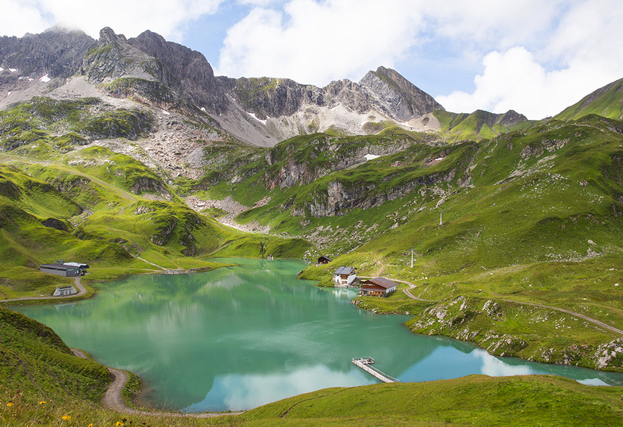 Besuchen Sie den idyllischen Zürser See nicht weit entfernt vom Hotel Kertess in St. Anton am Arlberg.